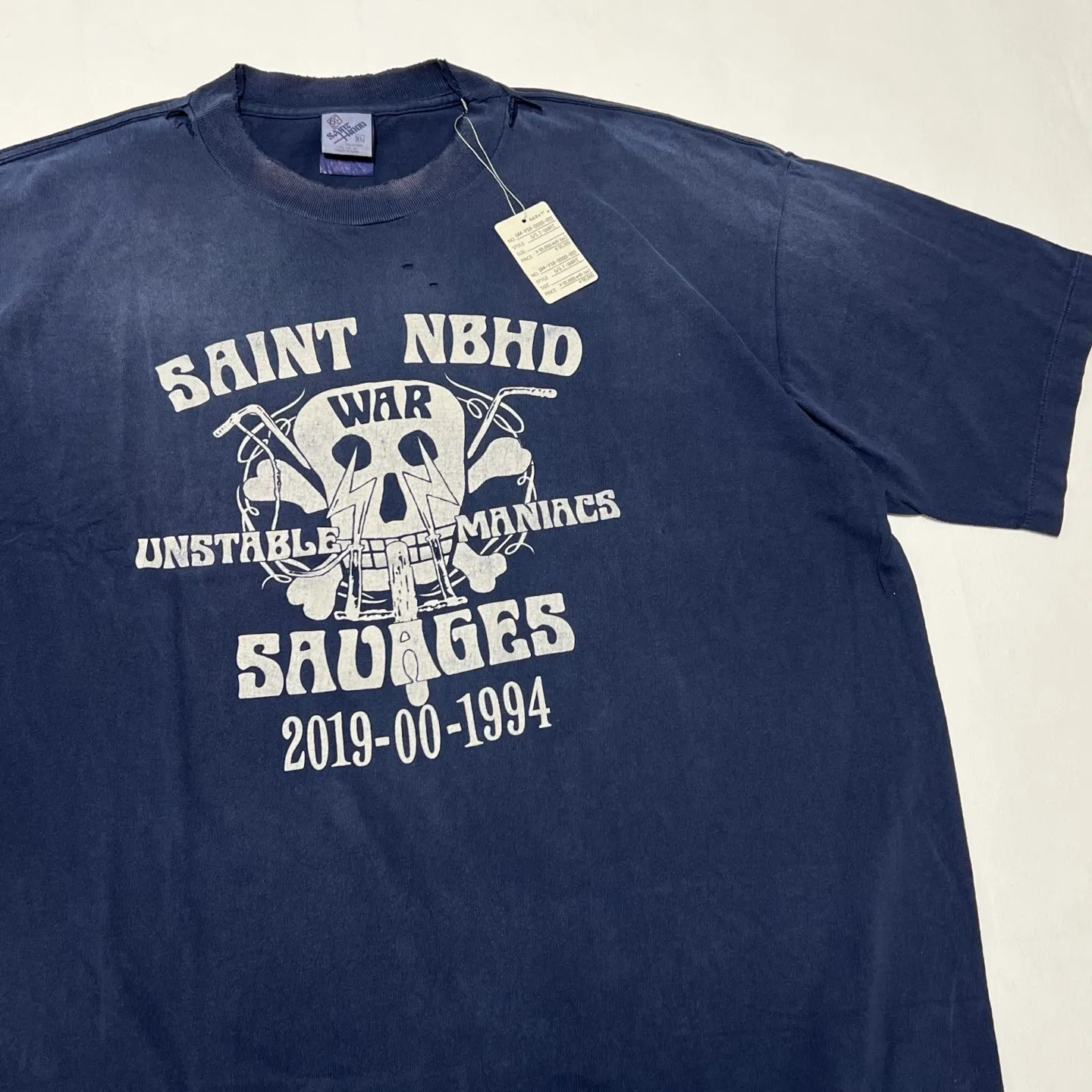 SAINT Mxxxxxx × NEIGHBORHOOD STHD . SS TEE SAINT NBHD/NVY NBHD Takizawa Shinsuke SAINT HOOD joint project Skeleton lightning destruction TEE Washed blue S-XL OE yarn tube weaving without side seam fabric Re-washed to make it distressed Cut and damaged treatment Ma Liu fading process Printing simulates natural distressed effect Correct version Customized joint main mark/wash mark/angel mark